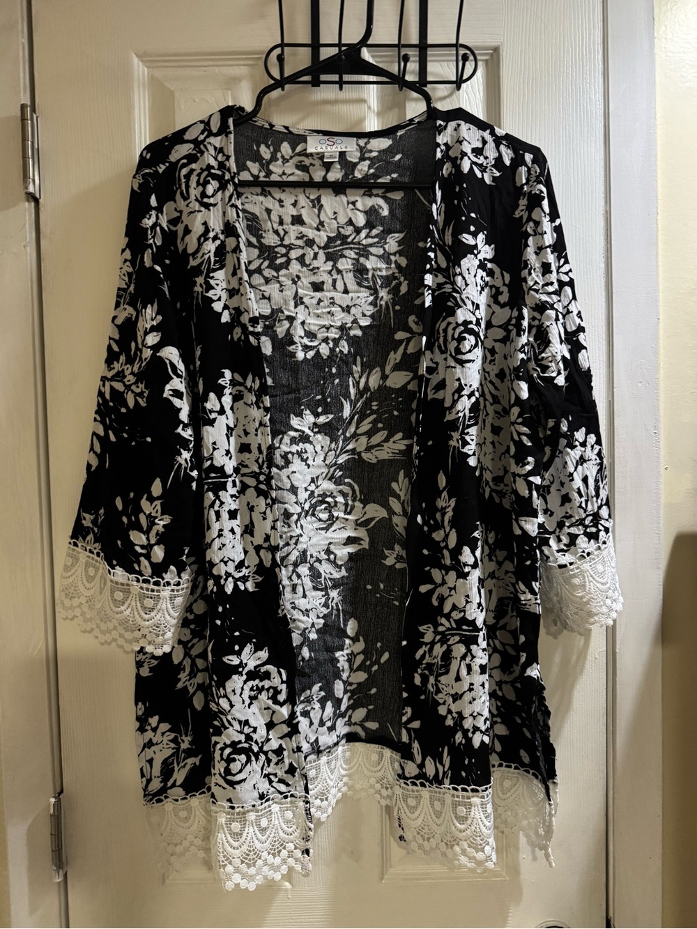 Oso Casuals Black & White Floral Lace Trim Kimono Size M NWOT